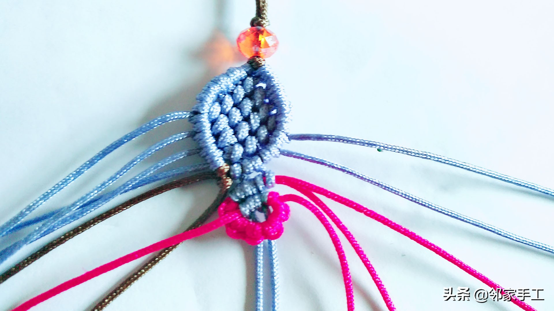 编蝴蝶手机挂件教程,带扣子的手机挂件编法