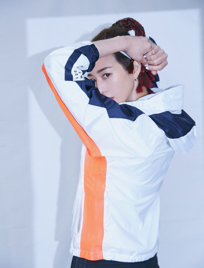 张钧甯穿白色运动服配黑运动裤帅气时尚很有型，运动服也能这么美