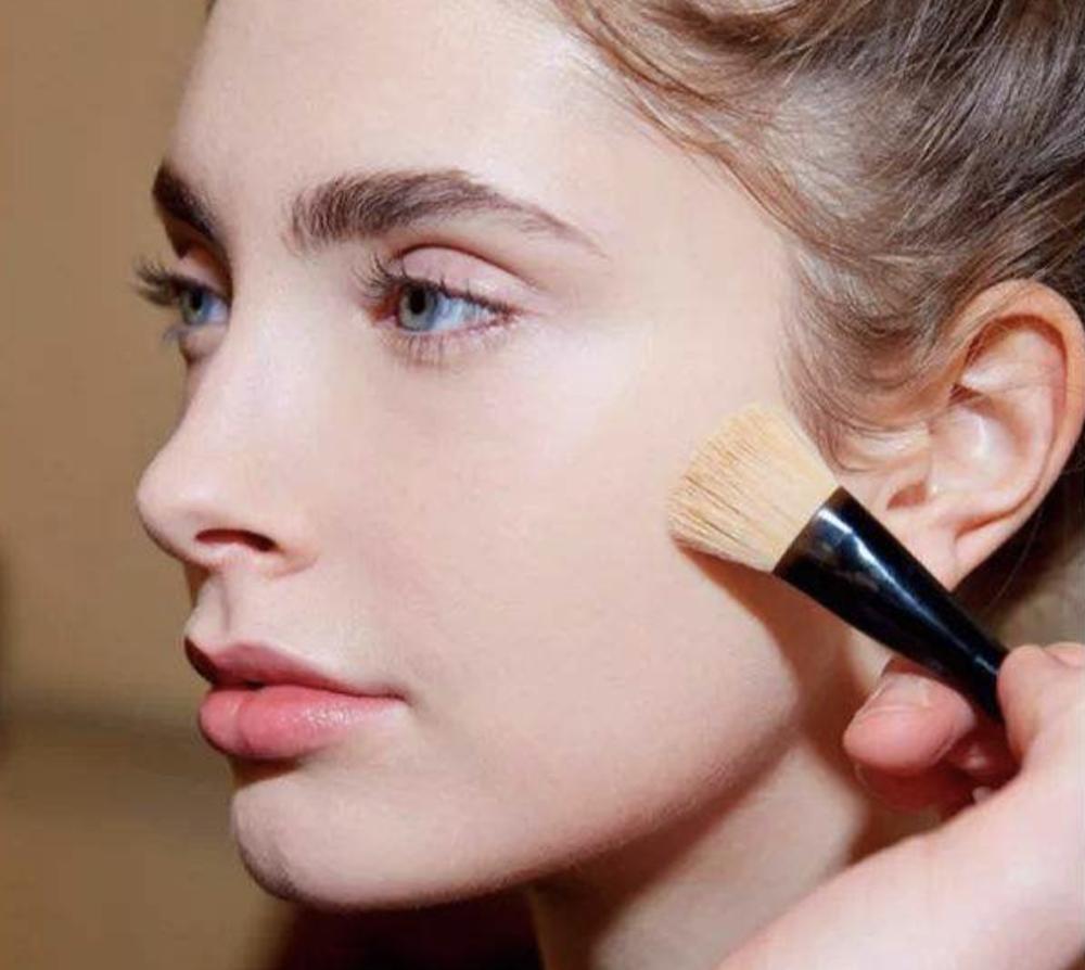 夏天如何保持粉底出汗不脱妆,夏天底妆持久的方法不用定妆喷雾