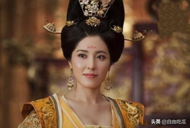 43岁曾黎皮肤白皙对镜甜笑,43岁曾黎发型图片