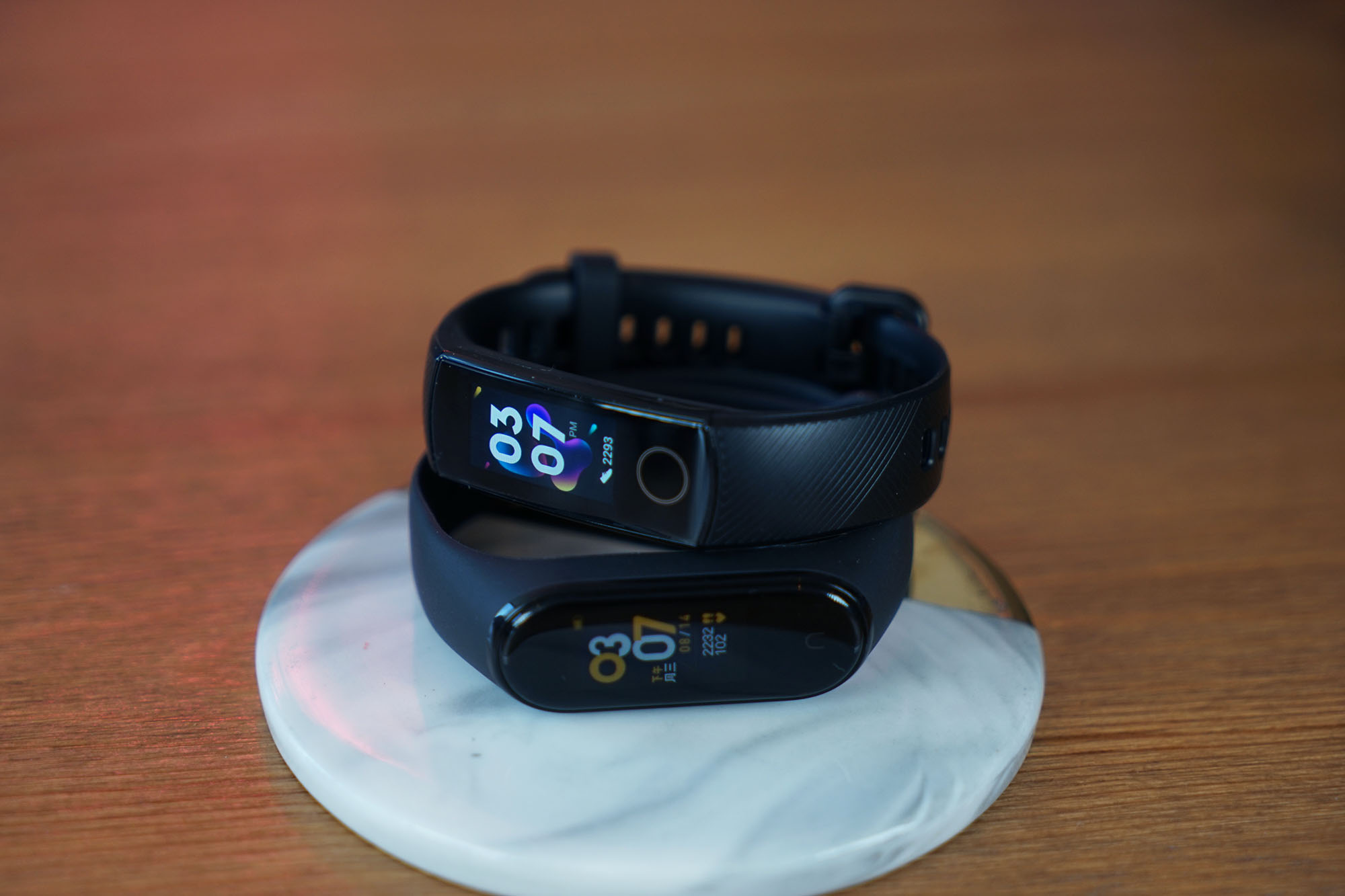 小米手环4和荣耀手环5对比视频,荣耀手环5和小米4手环有什么区别