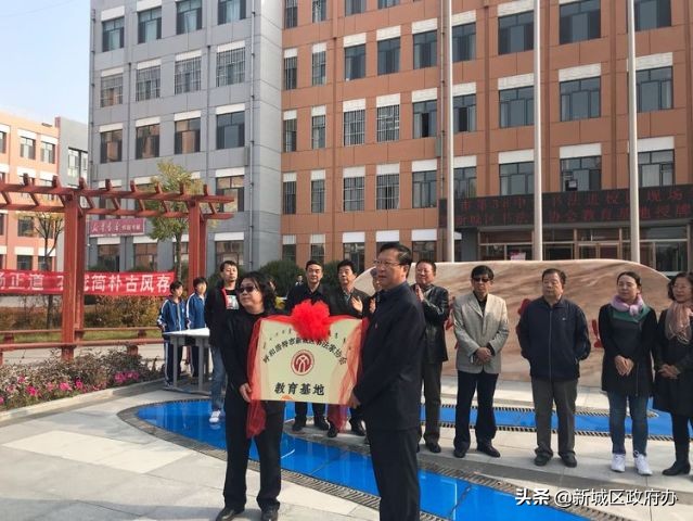 书法传承进校园翰墨飘香尽芬芳——新城区书法家教育基地授牌仪式暨呼市第三十八中学书法进校园现场笔会
