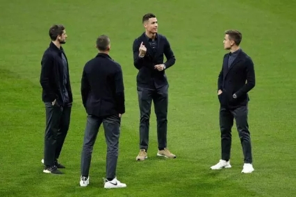 c罗穿红鞋比赛,c罗赛前穿耐克鞋