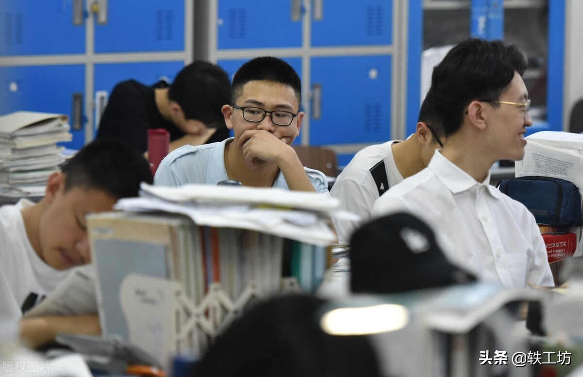 高考成绩很差是读专科还是复读,高考300分复读上本科几率多大