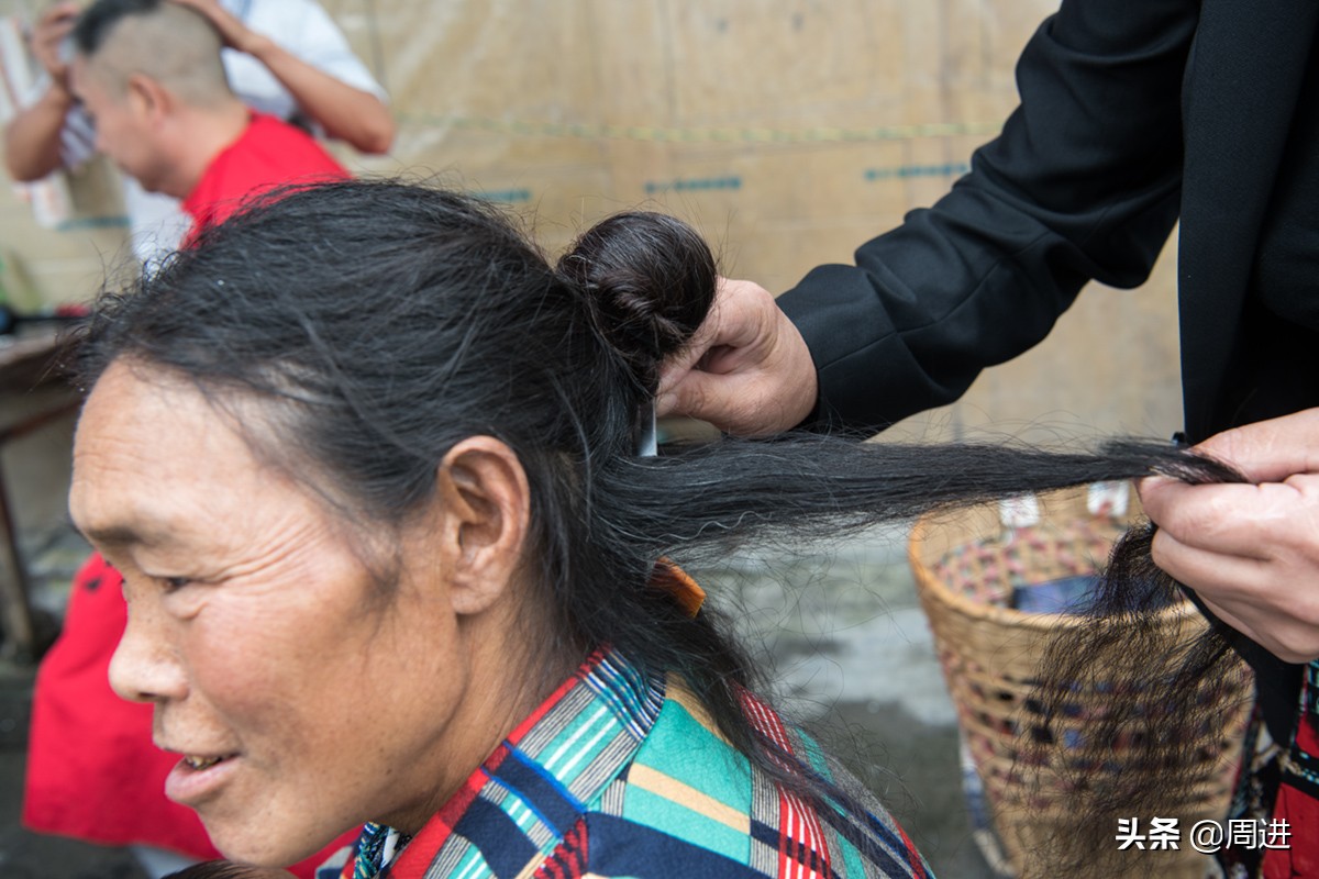 乡村老人一头蓄了十多年的长发，几十元钱就卖给了收购头发的贩子