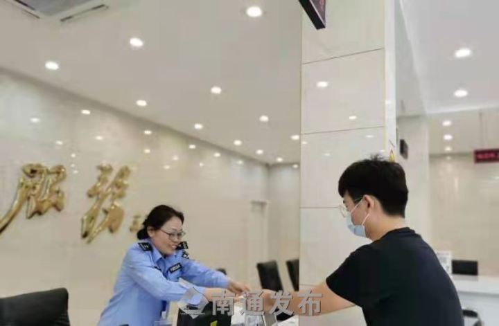 高考身份证丢了交警求助,高考现场考生丢失身份证执勤