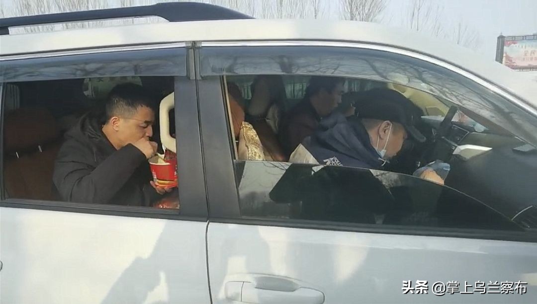 内蒙古通信行业突击小分队雪原急驰10小时帮助学生解决信号问题