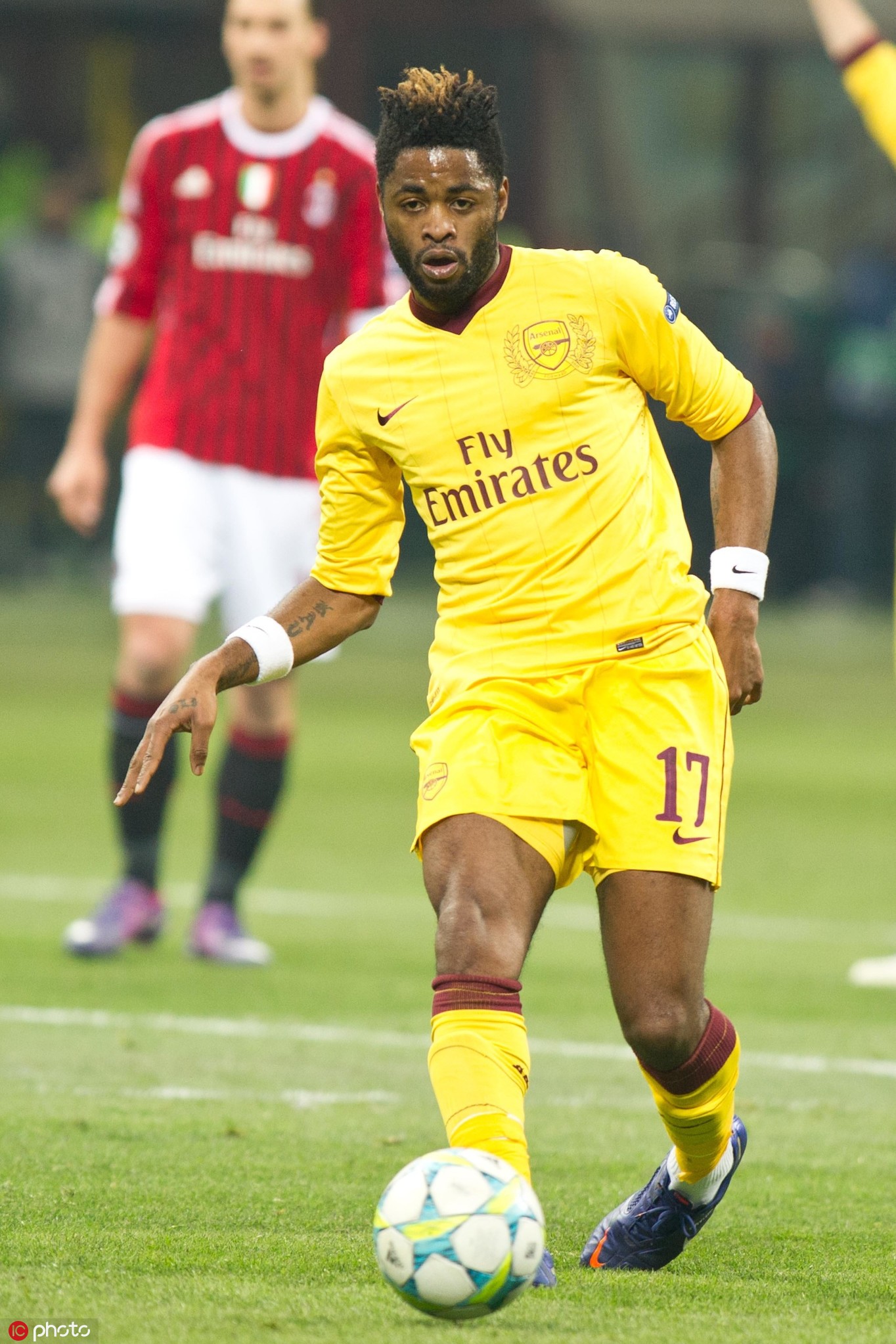 足球界大衣哥！非洲球员遇吸血鬼亲戚，百万年薪不够家人吃饱饭