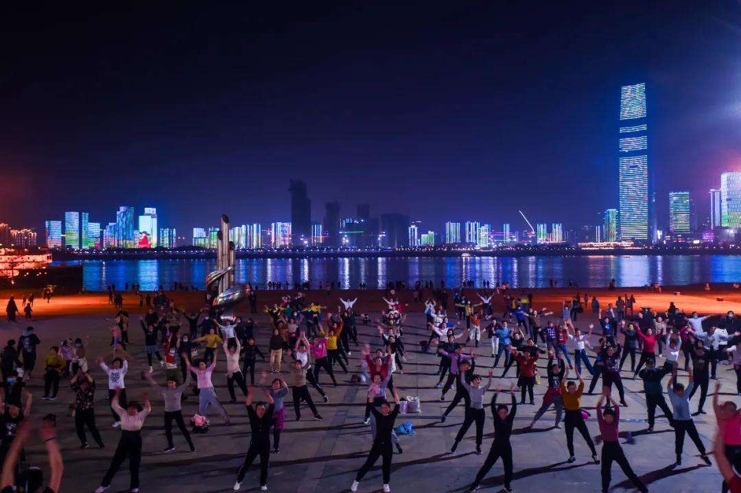 武汉植树高峰期,植树浪潮