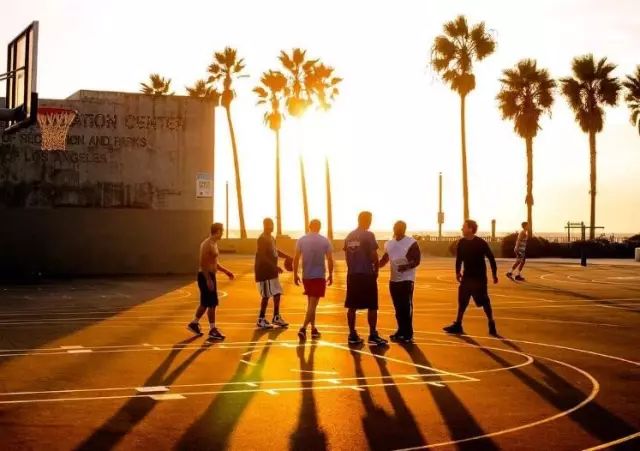 野球场打篮球应该怎么打,野球场遇到脏动作怎么办