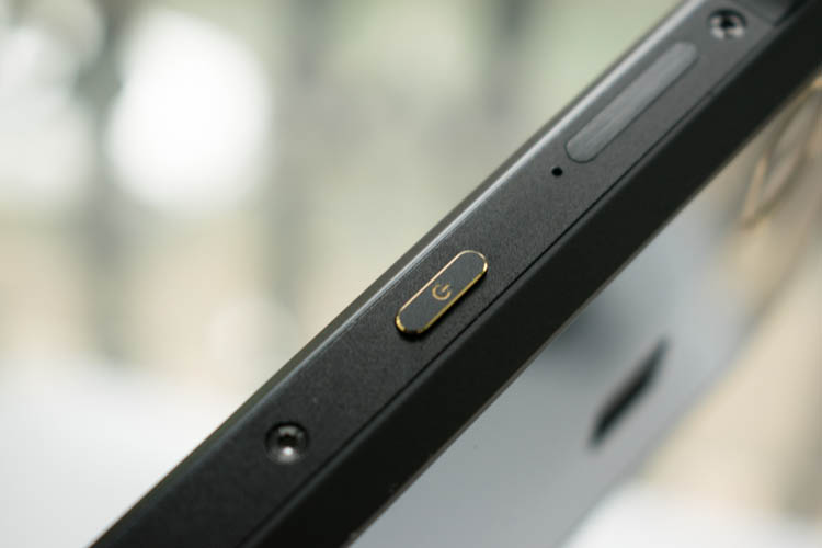 手机掉水里当场拿起来,手机掉入水中还可以正常使用