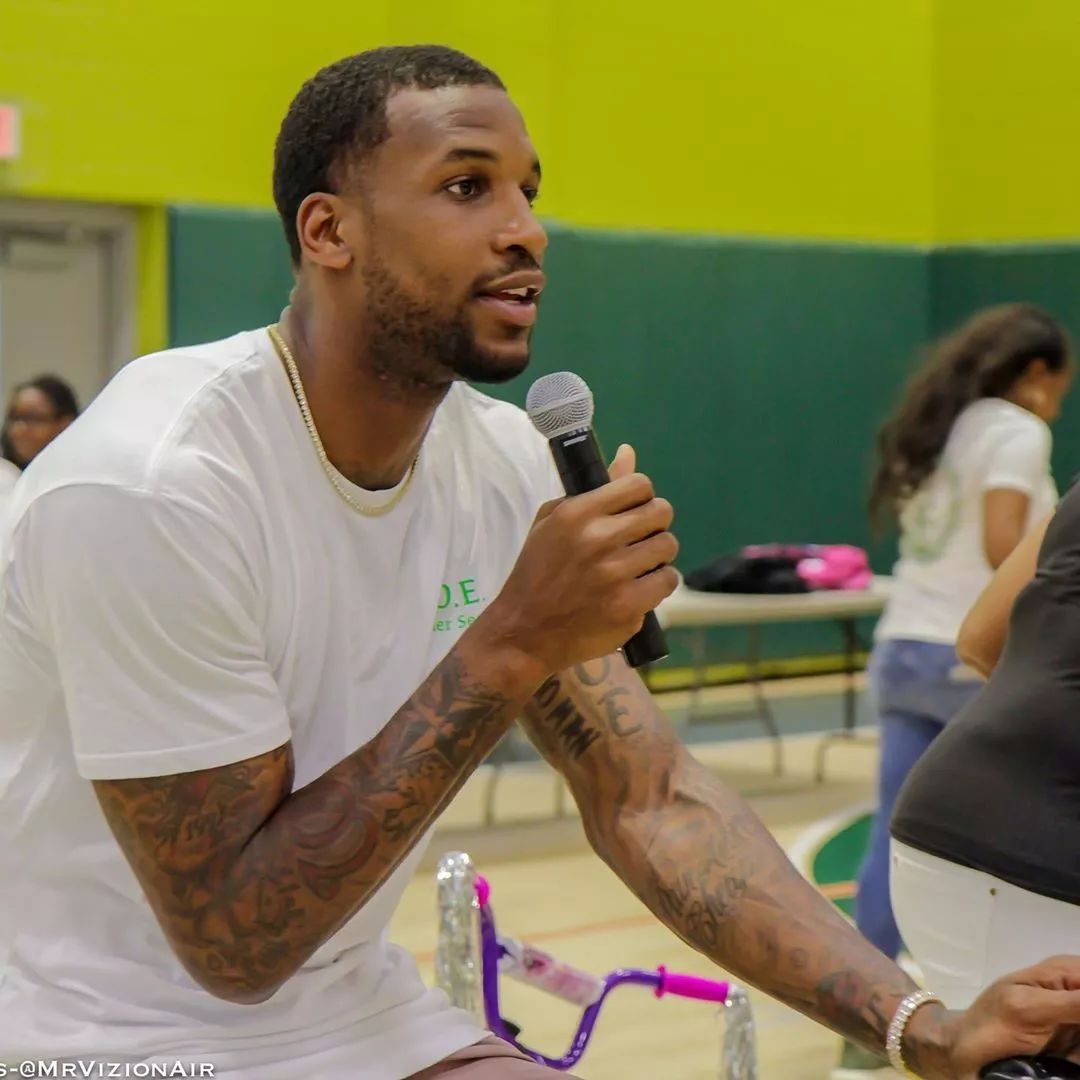 1米8壮汉哭的视频,两米壮汉哭成泪人