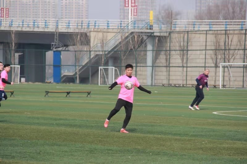 三月你好携手共进,三镇足球队备战中超第二阶段比赛