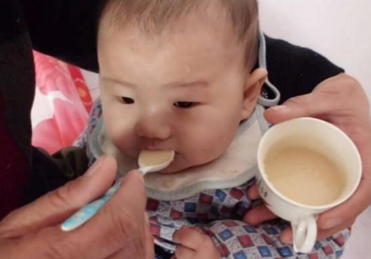 宝宝刚开始吃米粉的正确方法,宝宝米粉误区