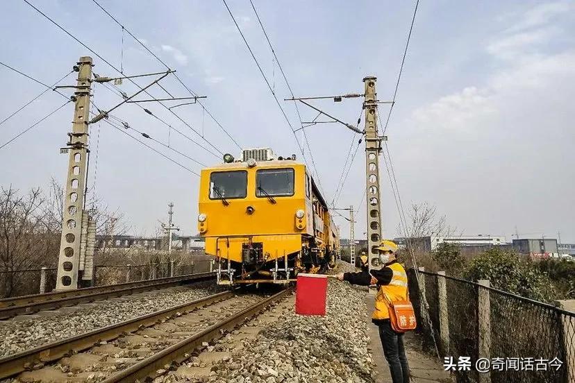 铁路工人晒出工资条，看看现今的铁路一线职工能拿多少钱？