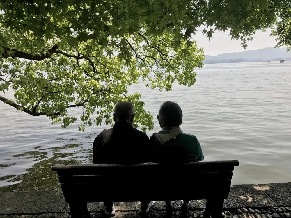 大理洱海杭州西湖哪个更美,杭州西湖为什么这么出名