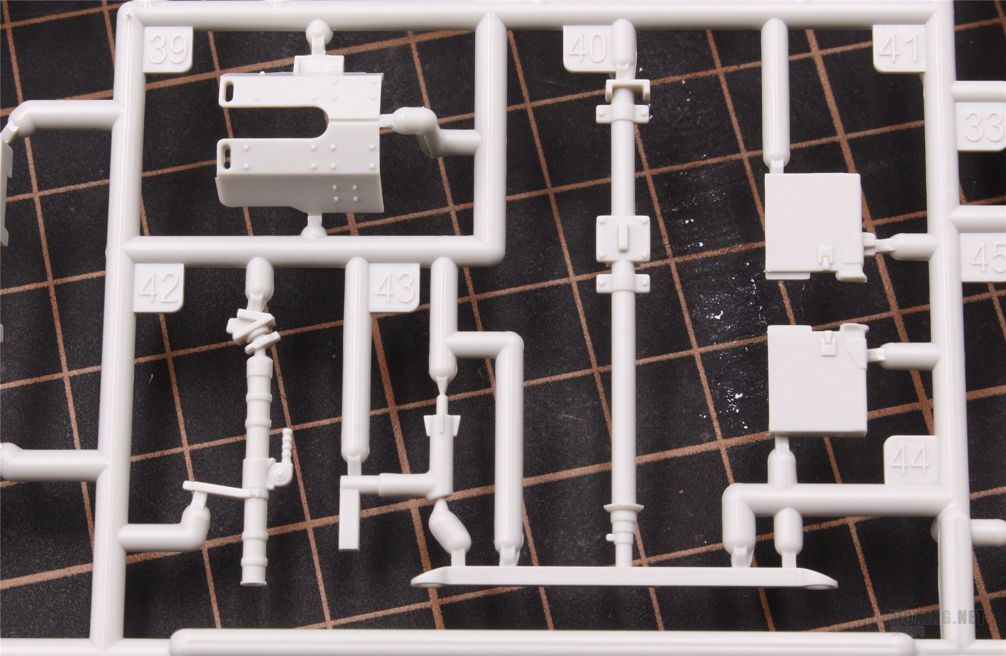 MENG,SS-018-1/35以色列“雌虎”重型装甲运输车-简介与开盒