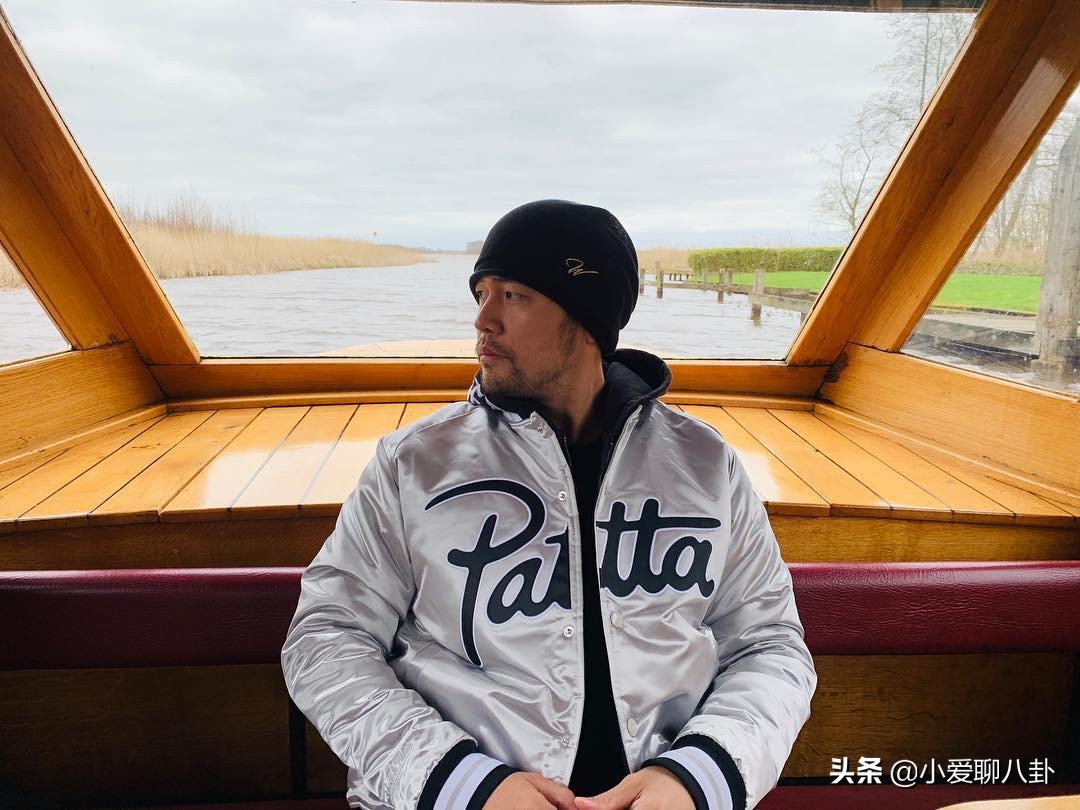 杰伦帮粉丝遛狗,请粉丝小学生吃饭