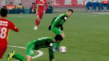 【足球迷之GIF】高球倒下了，国足再也起不来:盘点一波操作零杠五