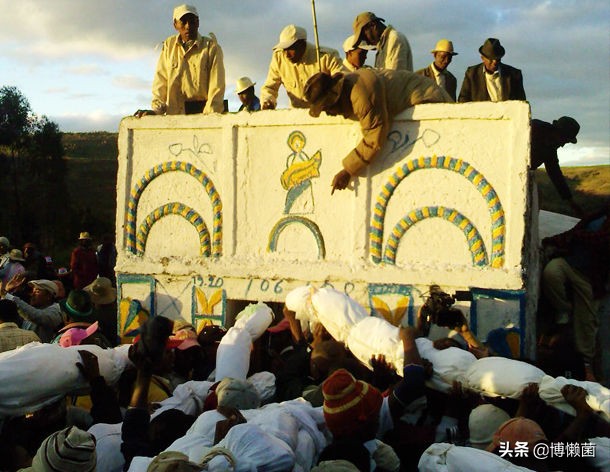 残忍野蛮的非洲割礼，伤害了1亿女性，在别的国家却受到人们欢迎