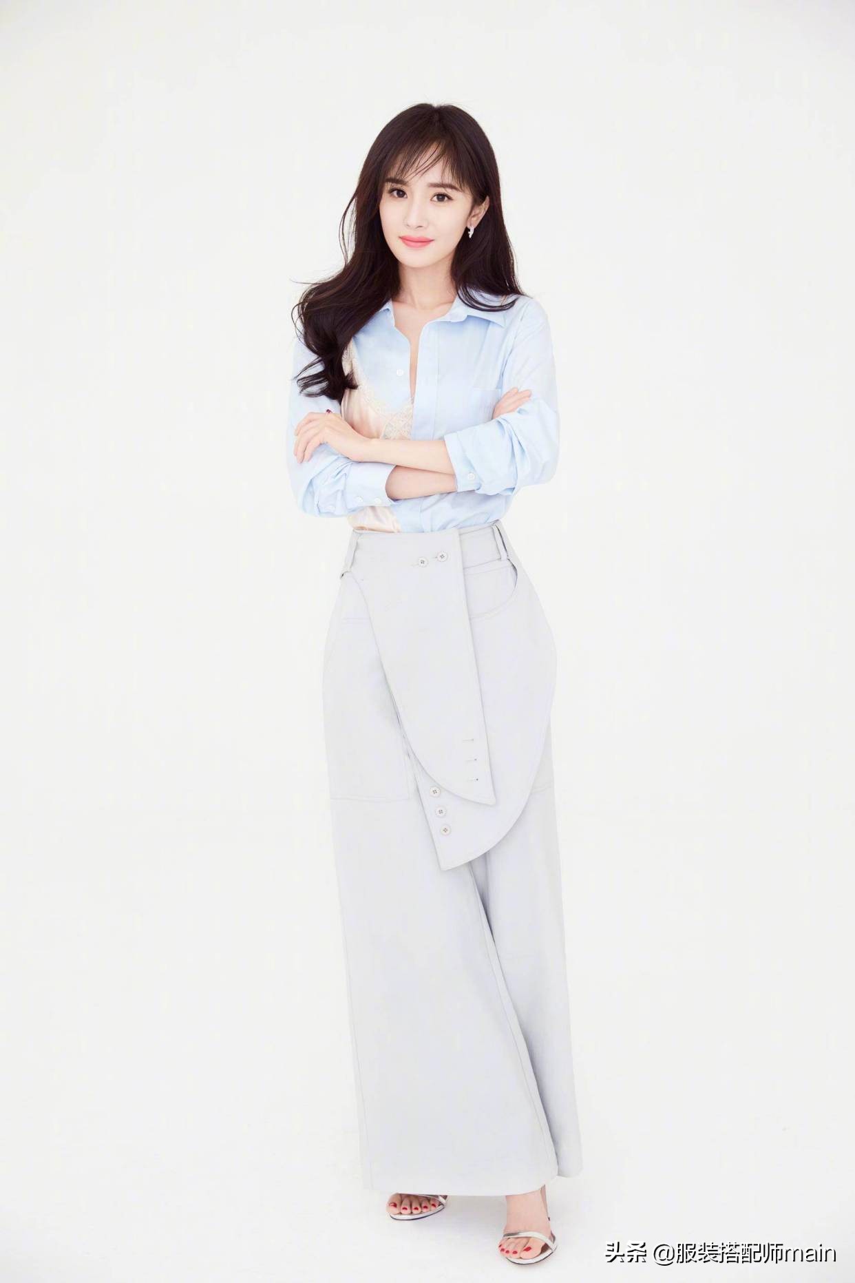 杨幂镂空v领白毛衣图片,杨幂v领针织衫温柔爆表