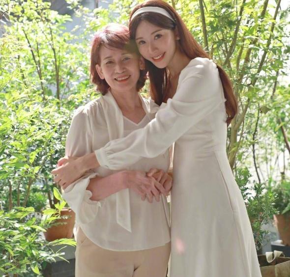 林志玲称为备孕增肥,48岁林志玲高龄产子首露面