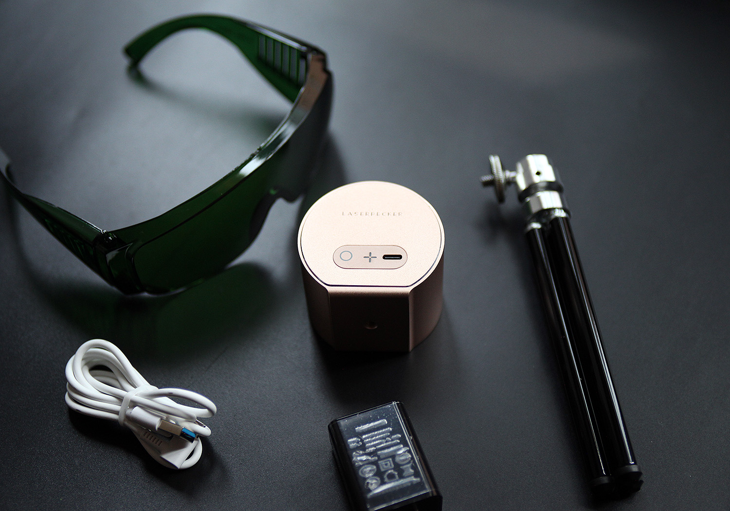 大功率啄木鸟激光测评,米家镭雕机跟啄木鸟一代哪个好