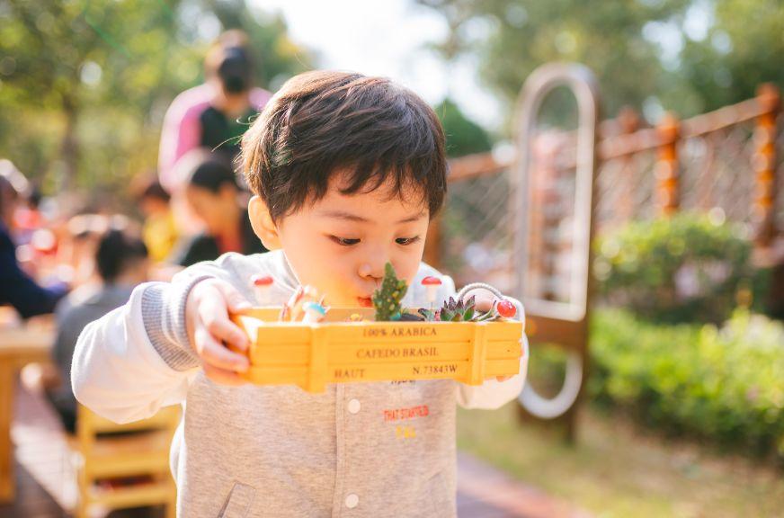 儿子说想开挖掘机,3岁孩子开挖掘机