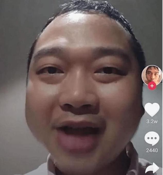 他卖丑成名，拍戏从未让周星驰喊NG，今股沟男发福变呆萌大叔