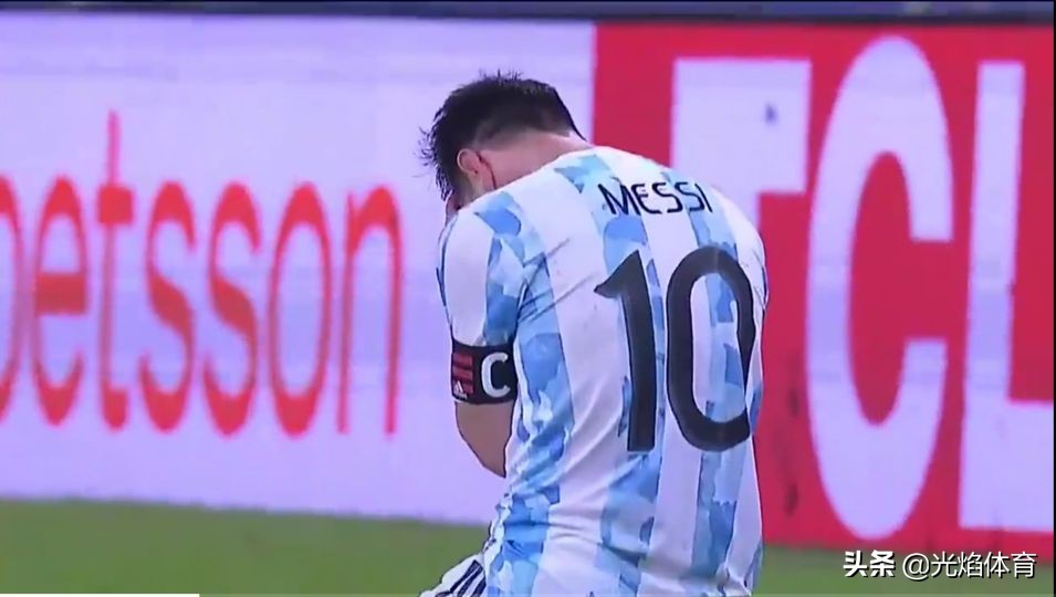 梅西进球内马尔被砸,内马尔球袜脚被踢破