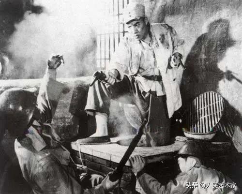 为了拍好这部《地道战》，朱龙广摔裂了右膝导致自己残疾，刘江戴假牙嘴巴被磨得发肿，苦不堪言