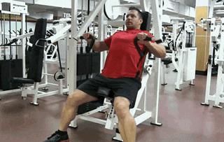 固定器械推胸锻炼胸部哪里,坐姿推胸固定器械和哑铃推胸