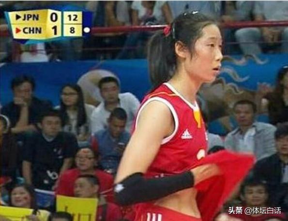 女足球员露腹肌！众队友张大嘴巴看呆，男子三大球被女子碾压