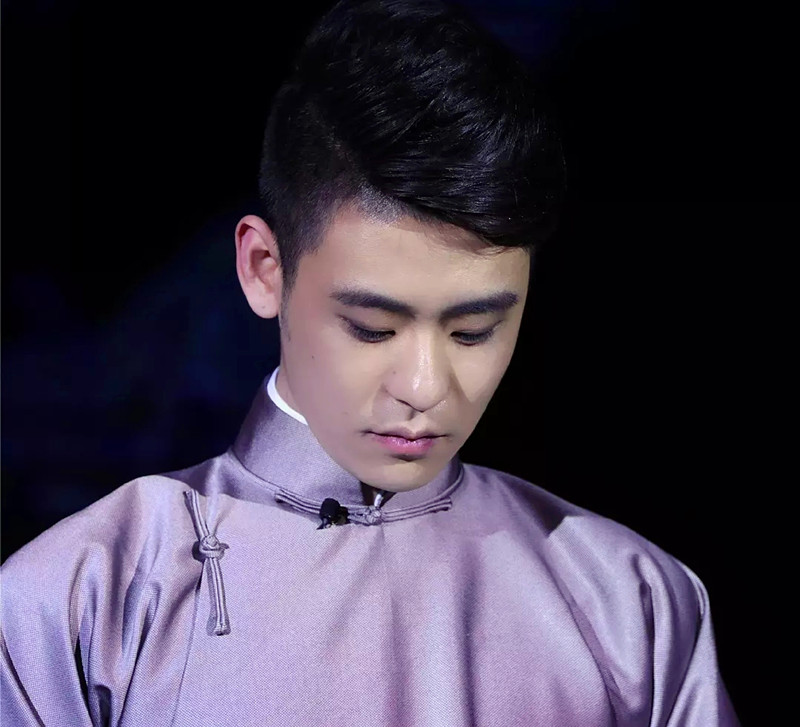 开眼了,能让女孩带着荧光棒听相声的只有他了,为啥这么火?