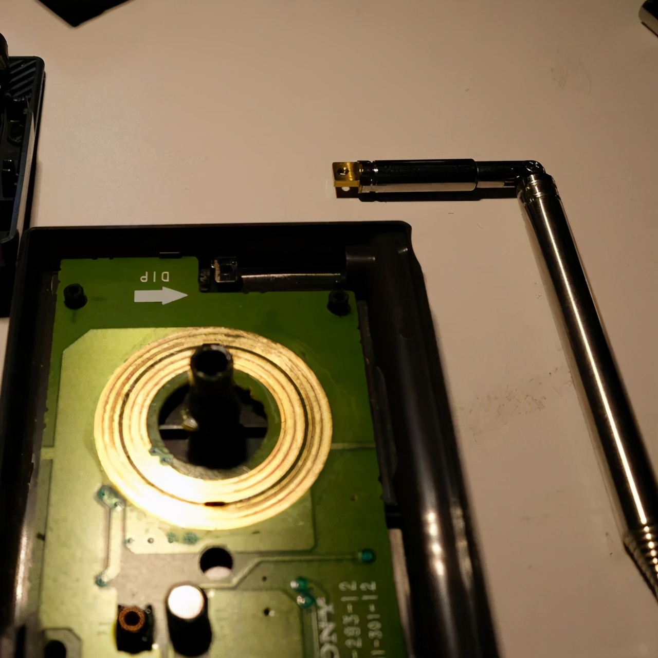 「火腿维修室」修复一台老式SONY收音机天线，他寻求大家的指导