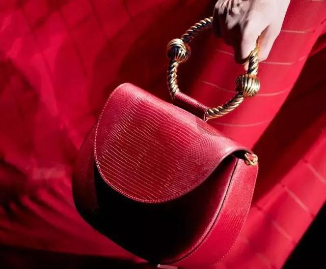 ep雅莹走秀2019,ep雅莹黑裙子