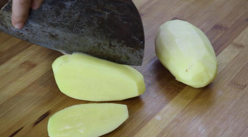 红烧肉家常做法简单不油腻加土豆,好的五花肉做红烧肉和土豆怎么做