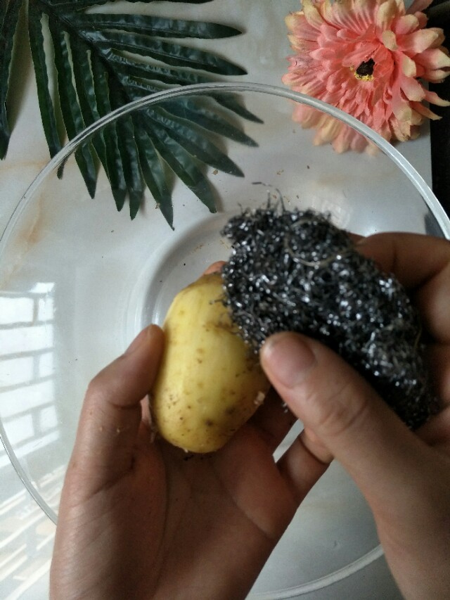 一张纸去土豆皮，削皮刀竟然输给一张纸，快速轻松还不费劲您会吗