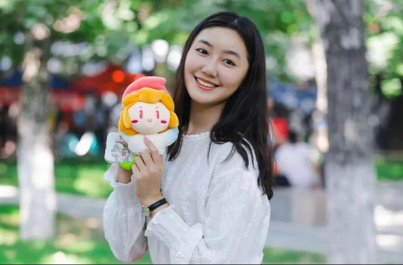 还记得“点读机女孩”吗？8岁走红，13岁被网暴，如今长成这样