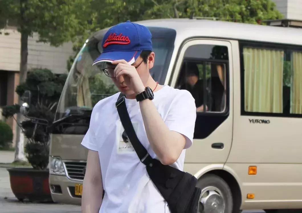 我应该给这些被骗来做美甲的男生道个歉