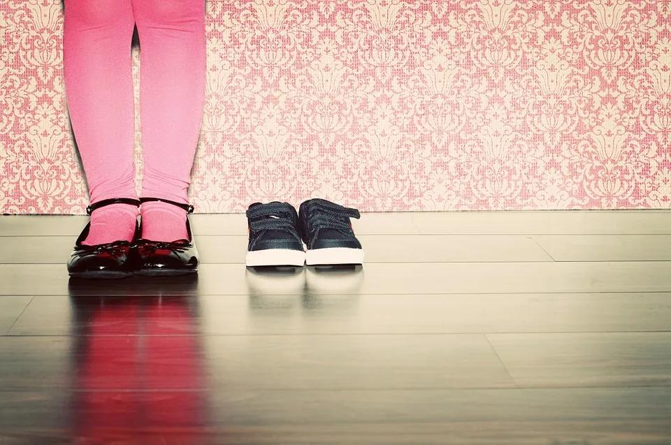 小孩子鞋被电梯卡,小朋友脚被卡到电梯里