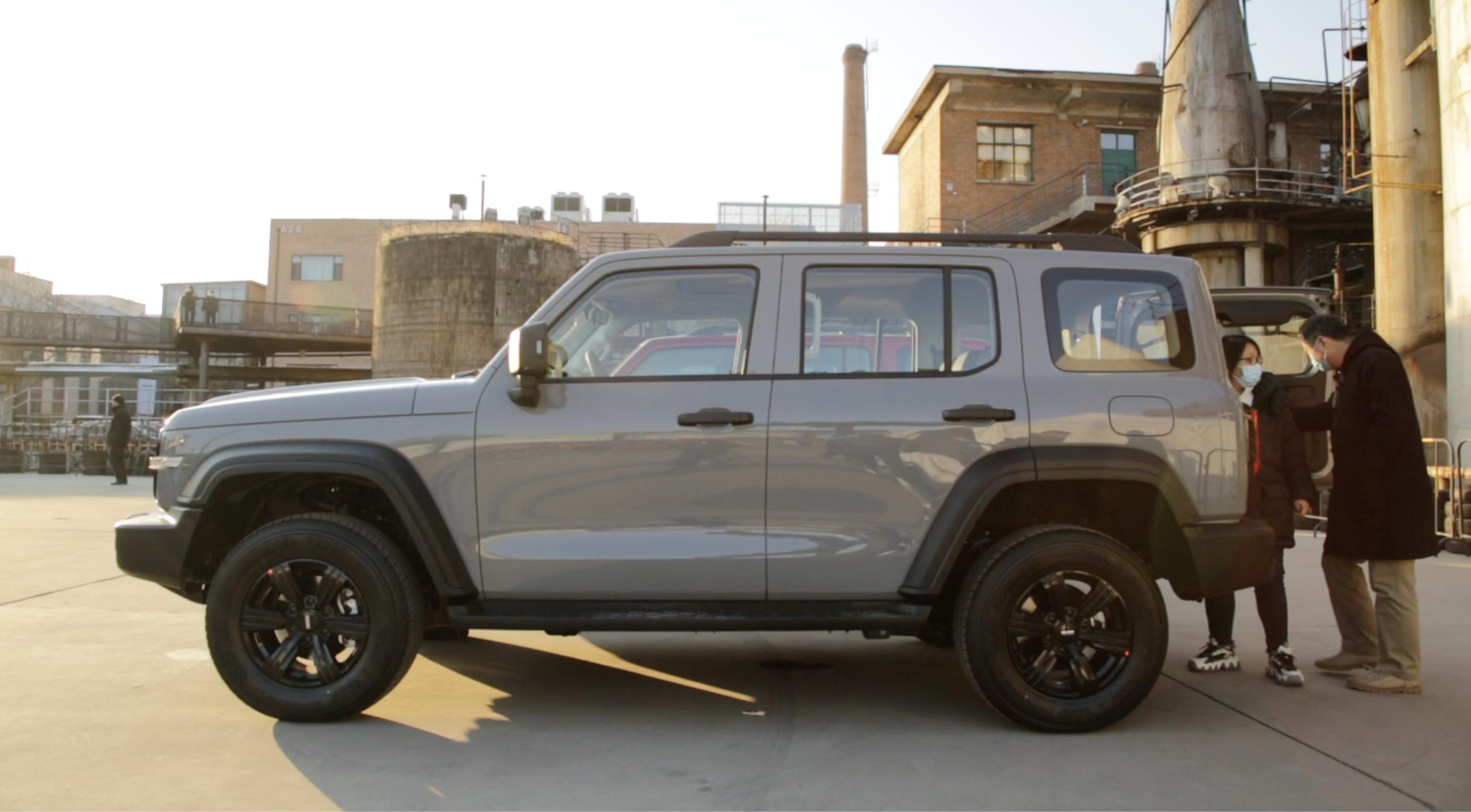 牧马人银河灰对比坦克300灰,2024款牧马人和坦克300舒适性对比