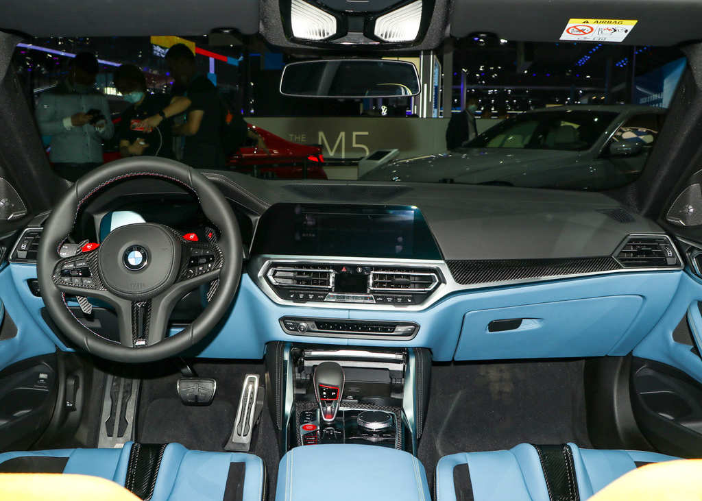 最新款宝马m4在大街上跑,激光大灯宝马四系