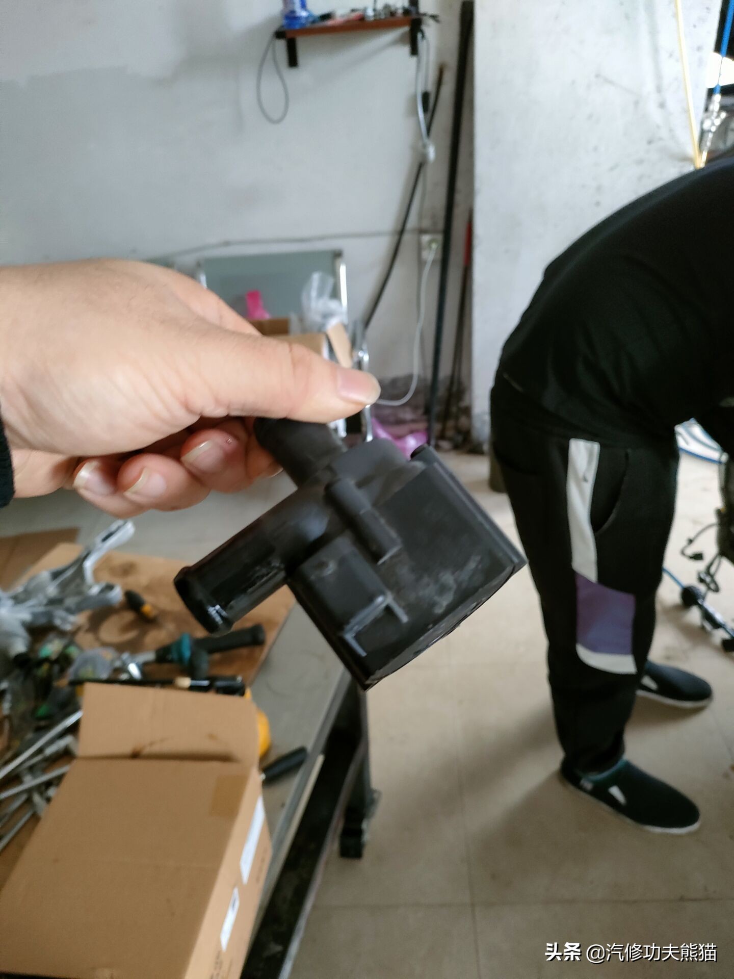 2013款奥迪a4l烧机油怎么解决,奥迪a4l突然全车无电是什么原因