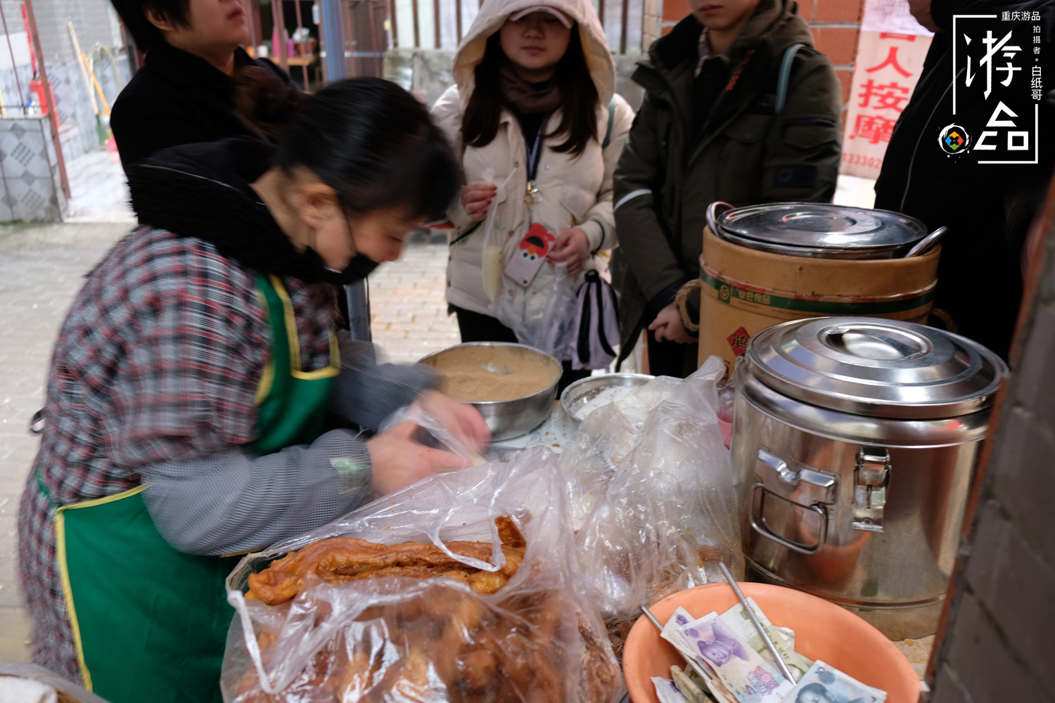 一年只休息2天，她坚持做了14年糯米团，美食背后有温情也有无奈