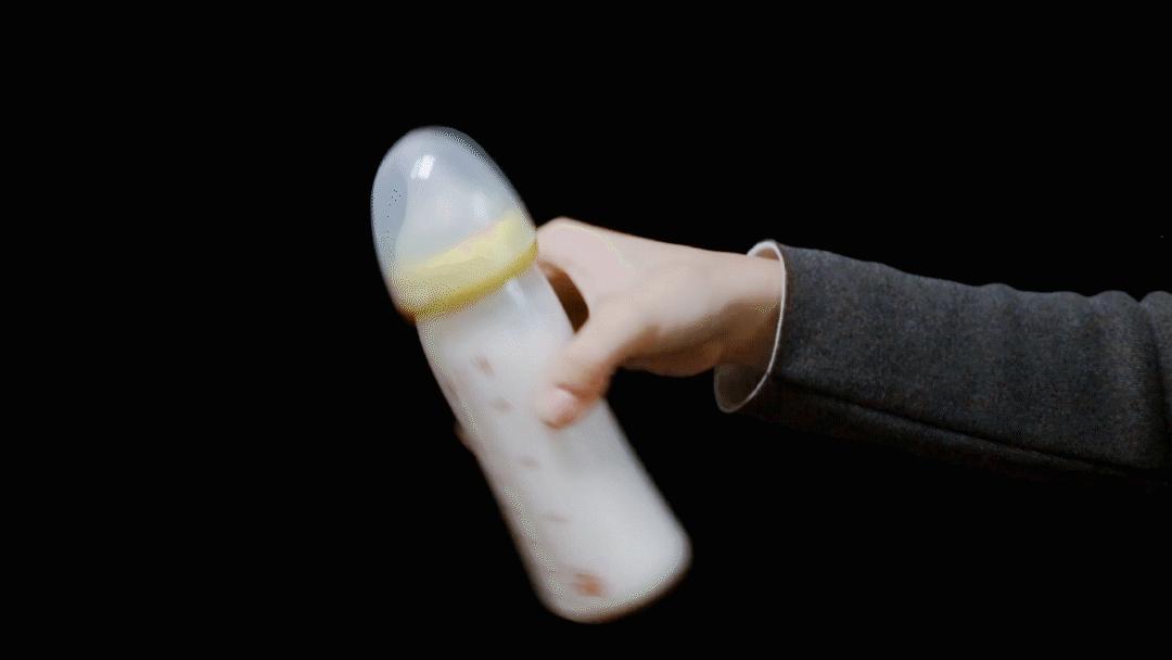 冲完奶粉后奶瓶上有黄色的结块,冲完奶粉奶瓶上挂壁有小颗粒