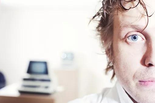 黑眼圈严重是熬夜引起的还是胃寒,突然有黑眼圈眼睛肿是什么原因