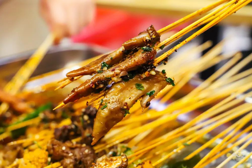 这家国潮网红串串落地襄阳啦，你只管拿串不用涮可以直接开吃