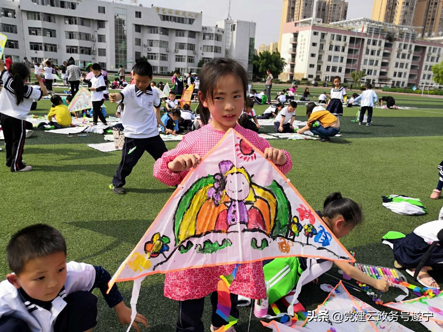 我与伙伴共‘筝’春丨遂宁七中小学部举办2019年手绘风筝户外实践活动