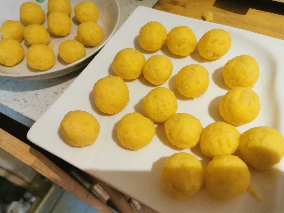 土豆丸子怎么炸不会散,土豆丸子怎么做不会变黑